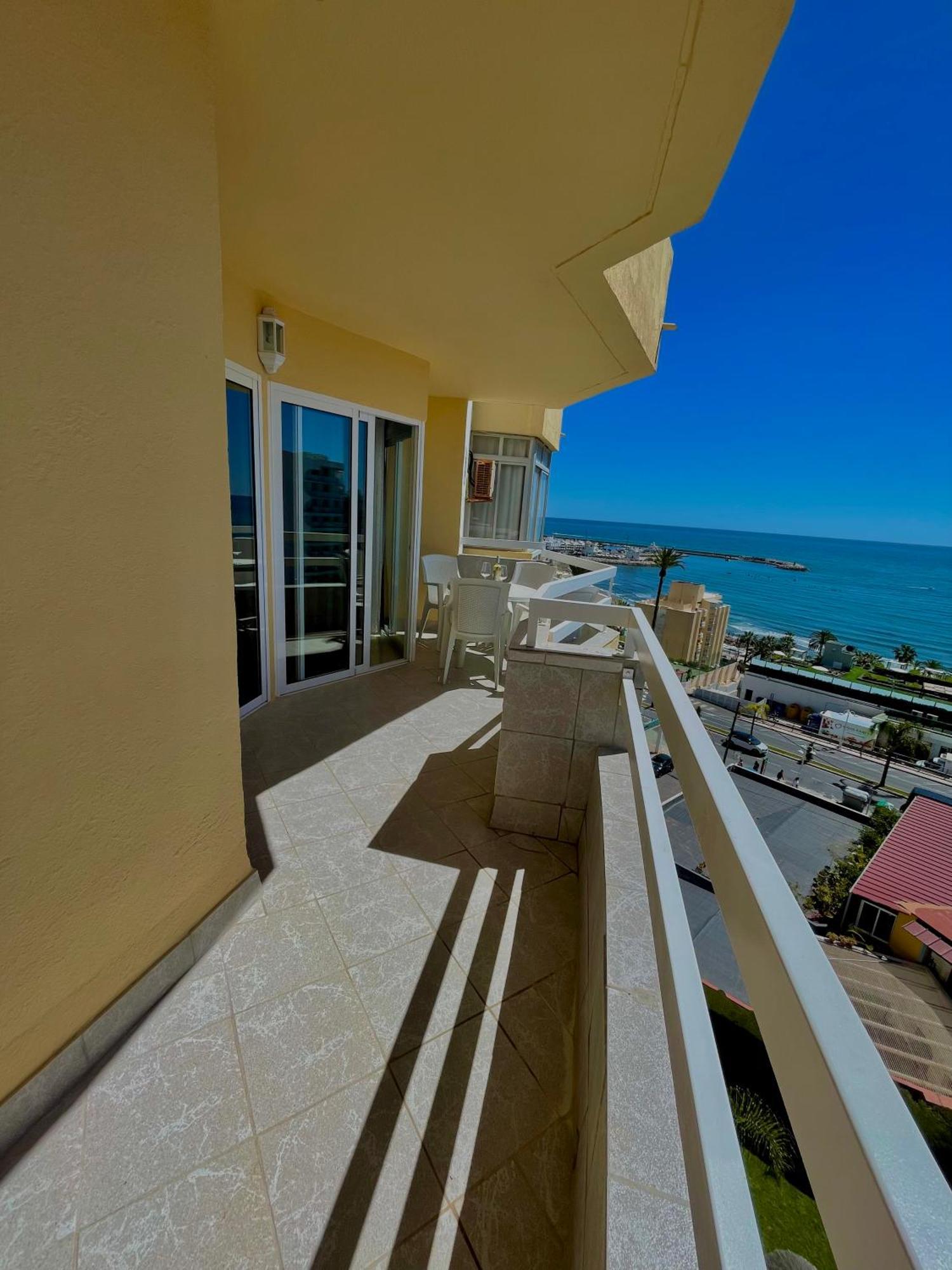 Vistas Al Mar Y Al Puerto Deportivo Apartment Benalmadena Bagian luar foto